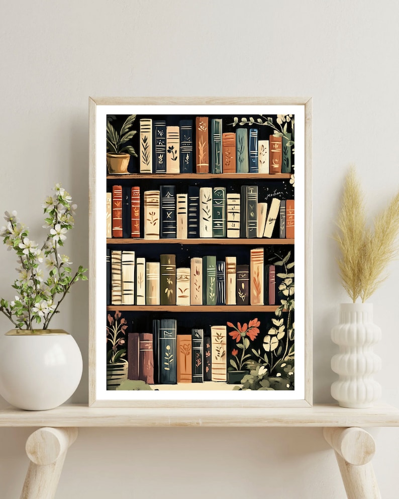 Puede incluir: Una ilustraci&oacute;n enmarcada de una estanter&iacute;a llena de libros, con plantas y flores que crecen alrededor de los libros. La estanter&iacute;a es de color marr&oacute;n oscuro con estantes blancos. Los libros son principalmente marrones y negros con algunas espinas verdes y rojas. Las plantas son verdes y las flores son rojas.