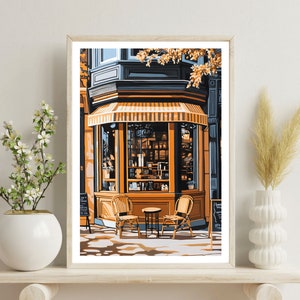 Op de afbeelding: Een winkelgevel met een gestreept luifel en grote ramen. Twee rieten stoelen en een kleine tafel staan ​​voor de winkel. De ramen zijn gevuld met planken vol producten, en de winkel is geschilderd in tinten blauw en geel.
