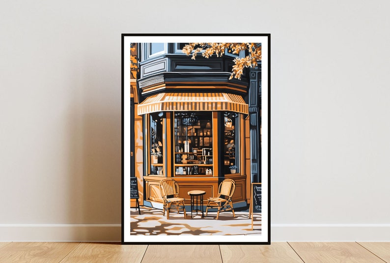 Op de afbeelding: Een winkelgevel met een gestreept luifel en grote ramen. De ramen tonen een verscheidenheid aan artikelen, waaronder boeken en planten. Twee rieten stoelen en een kleine tafel staan voor de winkel.