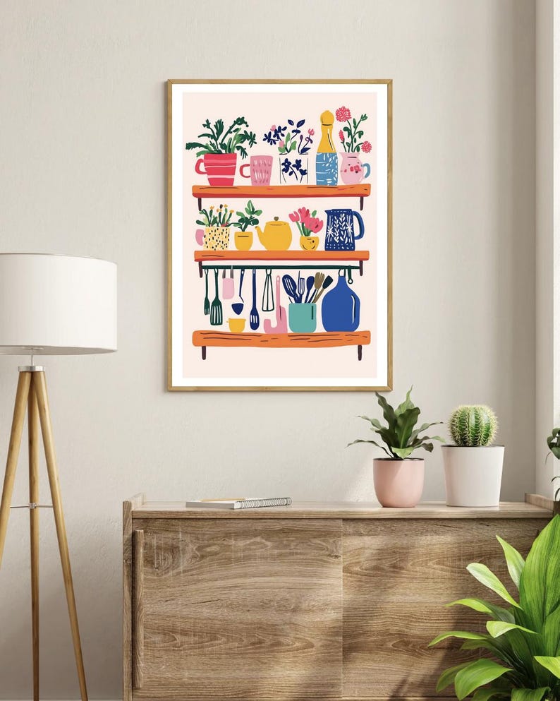 Puede incluir: Una ilustraci&oacute;n colorida de un estante de cocina con varias plantas, tazas, una tetera, una jarra y utensilios de cocina. El estante est&aacute; pintado de color rosa claro con un marco de madera.