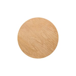 Pu&ograve; includere: Un sottobicchiere rotondo in legno con una finitura in legno naturale.