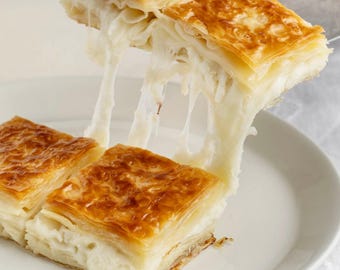 Auténtica tarta de queso turca (Burek): Pastel salado, hecho a mano y fresco, elaborado en Turquía.