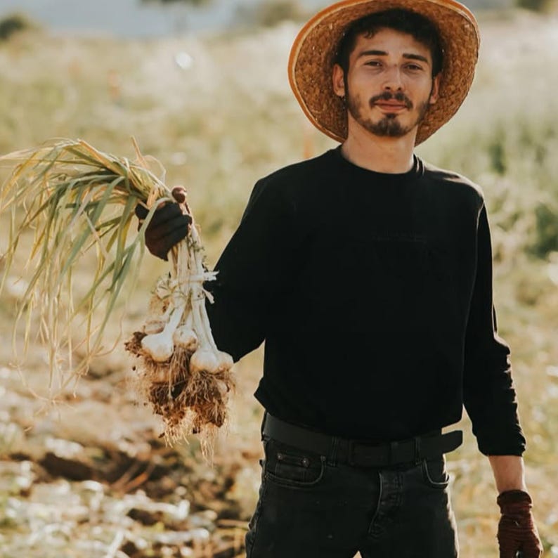 Puede incluir: Un juego de tres tazas de cer&aacute;mica con un acabado moteado y mate. Las tazas son de color crema, gris claro y gris oscuro. Cada taza tiene un dise&ntilde;o simple y minimalista, ideal para caf&eacute; o t&eacute;.