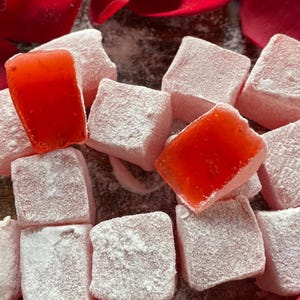 Boîte rouge cadeau loukoums, loukoums nature, bonbonnière gastronomique, panier cadeau sucré, cuisine turque, loukoums classique 7 oz