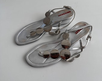 Sandalias de cuña vintage Prada de piel plateada con detalles metálicos y adornos de disco / Chanclas con tira cuadrada baja en forma de T / Talla EU 39 40