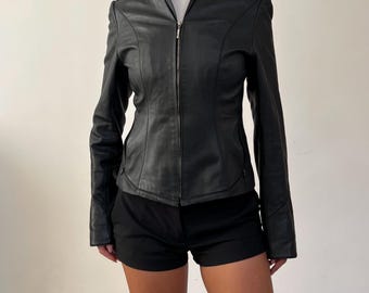 Schmal geschnittene Biker Moto Crop Zip Jacke aus Leder / Größe XS S