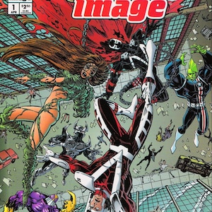 Puede incluir: Portada de cómic titulada "Altered Image" con varios superhéroes en acción. La portada tiene una combinación de colores rojo y blanco con el título en letras grandes y en negrita. El cómic es el número 1.