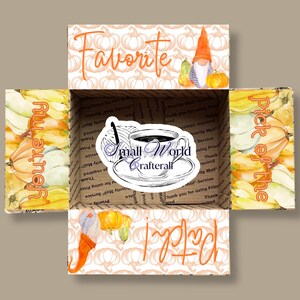 Puede incluir: Una caja con un diseño de calabaza y gnomo. La caja está abierta y el interior está decorado con un patrón de calabaza y hojas de otoño. El texto "You're my favorite pick of the patch" está impreso en la caja.