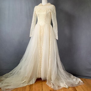 Gorgeous and voluminous 1950s wedding gown - size 2