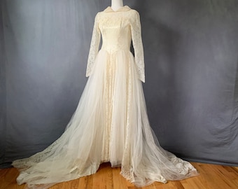 Gorgeous and voluminous 1950s wedding gown - size 2