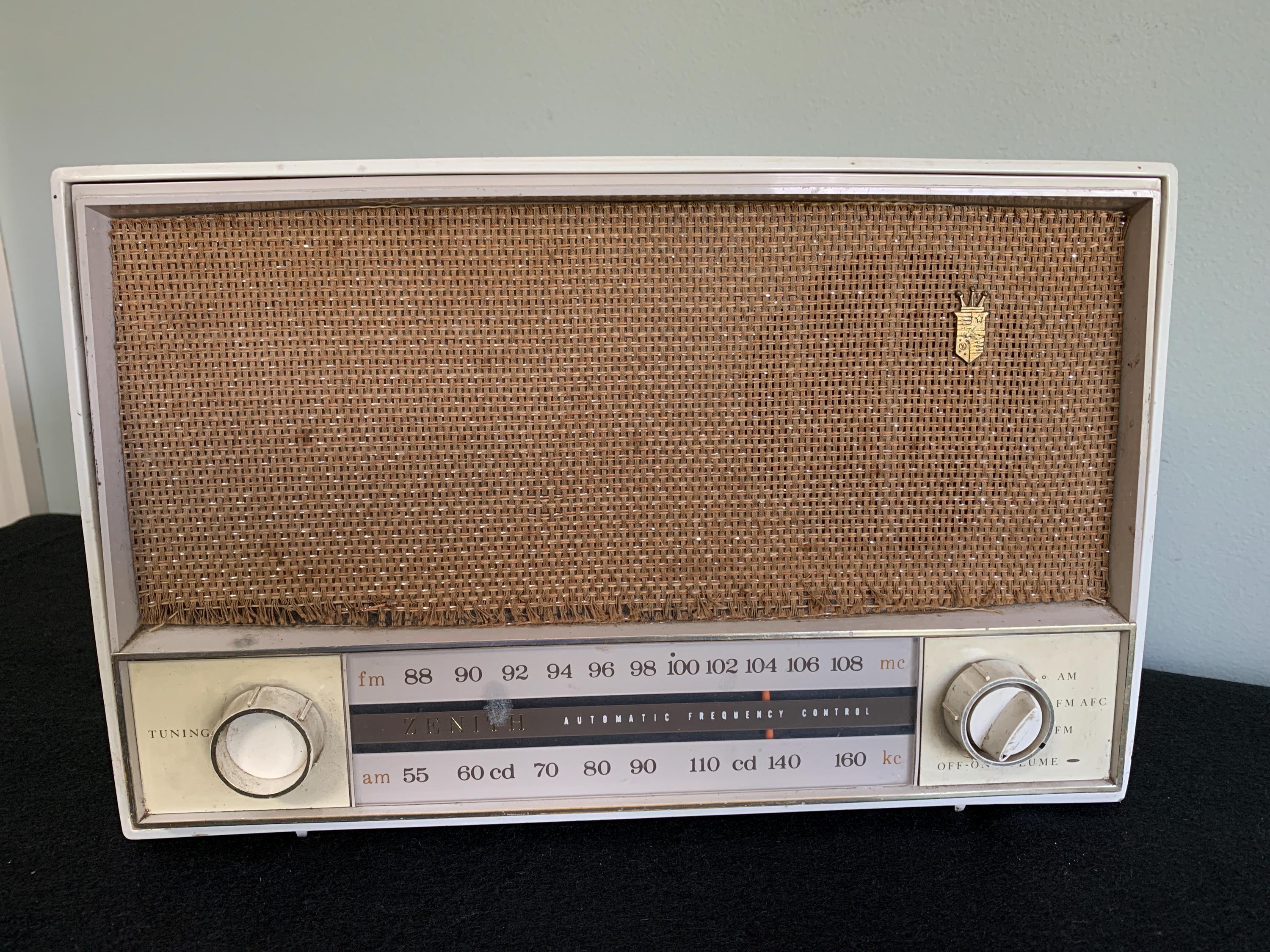 Zenith L724 Tube Radio - 1950s - White Body - Tested