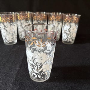 Set aus 6 Vintage Hazel Atlas Gläsern - dicke Wassergläser mit weißen Blumen und goldenen Schnörkeln - 4,75 cm groß