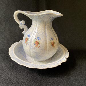 Vintage blau gesprenkelte Krug und Waschbecken Set mit Blumendekoration - Waschbecken und Krug aus Keramik
