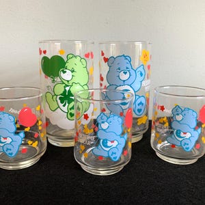 Zestaw 5 zabytkowych szklanek Care Bears - szklanki Good Luck Bear i Bedtime Bear z lat 80.