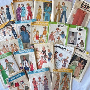 Puede incluir: Una colección de patrones de costura vintage con ilustraciones de diseños de ropa de mujer. Los patrones son de marcas como Simplicity y Butterick, con varios estilos y tallas. Los patrones presentan varios colores y diseños.