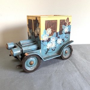 Bemalte dekorative Autokiste aus Holz - Handgefertigter Fahrzeugbehälter im Vintage-Stil mit Blumenmuster - perfekter Übertopf