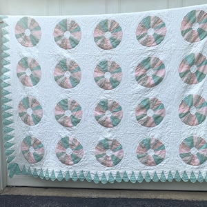 Vintage quilt - Dresden plate pattern - with shaped edges - beautifully hand quilted - double bed size