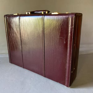 Superbe serviette - finitions dorées - cadenas à combinaison
