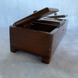 Scatola portaoggetti musicale in legno - si apre da sola - angoli a coda di rondine - davvero unica