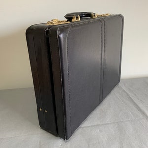 Porte-documents extensible avec un intérieur spacieux - extérieur noir - accessoires dorés - cadenas à combinaison - intérieur divisé