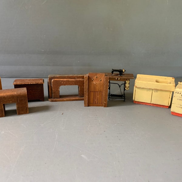 Set of 8 wooden dollhouse miniatures - 1940s or 1950s