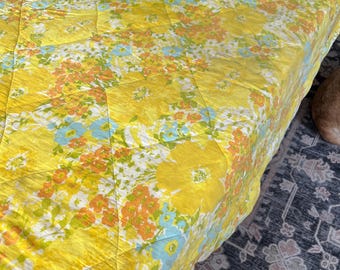 Cheerful floral comforter - twin bed - double sided - machine quilted
