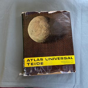 GEVONDEN IN SPANJE -- Atlas Universal - Spaanse taal Atlas vol foto's, kaarten en informatie - 1964