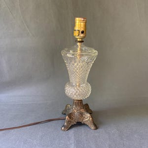 Vintage Tischlampe aus Glas und Metall - 40er Jahre Pressglas Nachttischlampe mit verziertem Gusssockel.