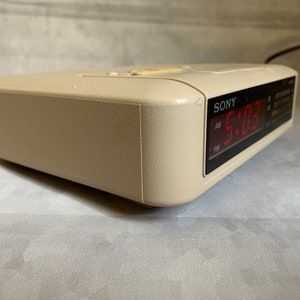 Radio-réveil Sony Digicube rouge ICF-C10W - 1980