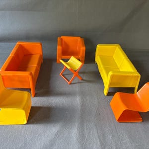 Vintage Barbie Wohnzimmer Set - 1970er Jahre mod Plastiksofa & Stuhl Lot, orange und gelb