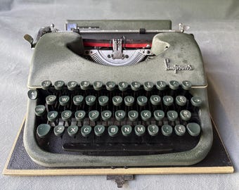 Simpsons portable typewriter – Oliver Courier model with case and manual, 1950s working typewriter - needs new ribbon