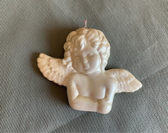 Sweet ceramic cherub - off white with a slightly glittery finish