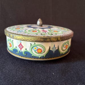 Vintage round floral tin with lid – Made in England – Decorative storage container, 8&quot; diameter