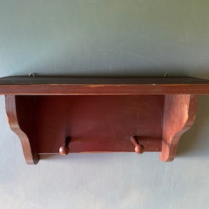 Charming wooden shelf with pegs - with plate groove