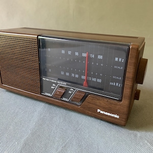 Vintage Panasonic AM/FM Radio – Model RE-6266 (1970s/80s)