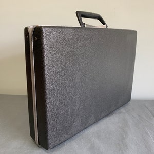 Maletín Samsonite Classic - exterior texturizado gris oscuro - herrajes plateados - con llave original
