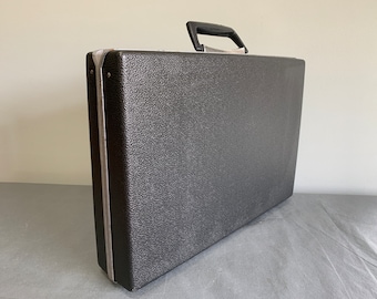 Samsonite Classic briefcase - dark gray textured exterior - silver hardware - with original key