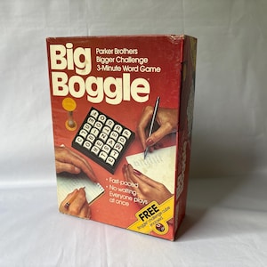 Pode incluir: Caixa de jogo de palavras Big Boggle vintage. A caixa vermelha apresenta o título do jogo e o logotipo da Parker Brothers. O jogo inclui uma grade de letras, um cronômetro e instruções. O texto diz: "Ritmo rápido, Sem espera, Todos jogam ao mesmo tempo."