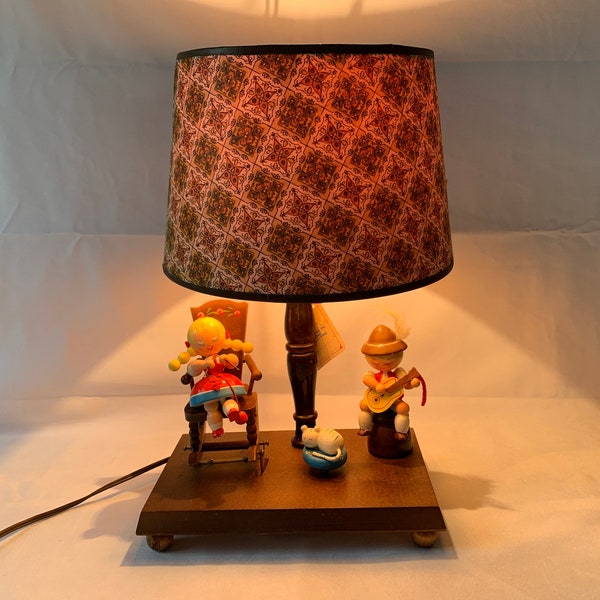 Kinderzimmerdeko - Musikalische Lampe - von Irmi - mit Uhrwerk und Lampenschirm - mit original Anhänger