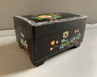 Lacquer box with mother of pearl inlay - velvet lined with interior mirror - with music box