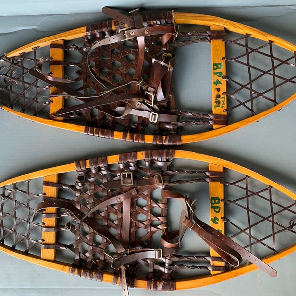 Vintage snow shoes - Ovular wood frame - Elbow type snowshoes