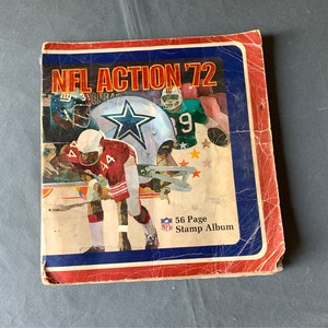 Op de afbeelding: Een vintage NFL Action '72 stempelalbum met 56 pagina's en een kleurrijke omslag met voetballers en een ster.