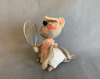 Annalee Mobilitee 1971 mouse tennis player - stuffed figurine - kitsch design - metal racket