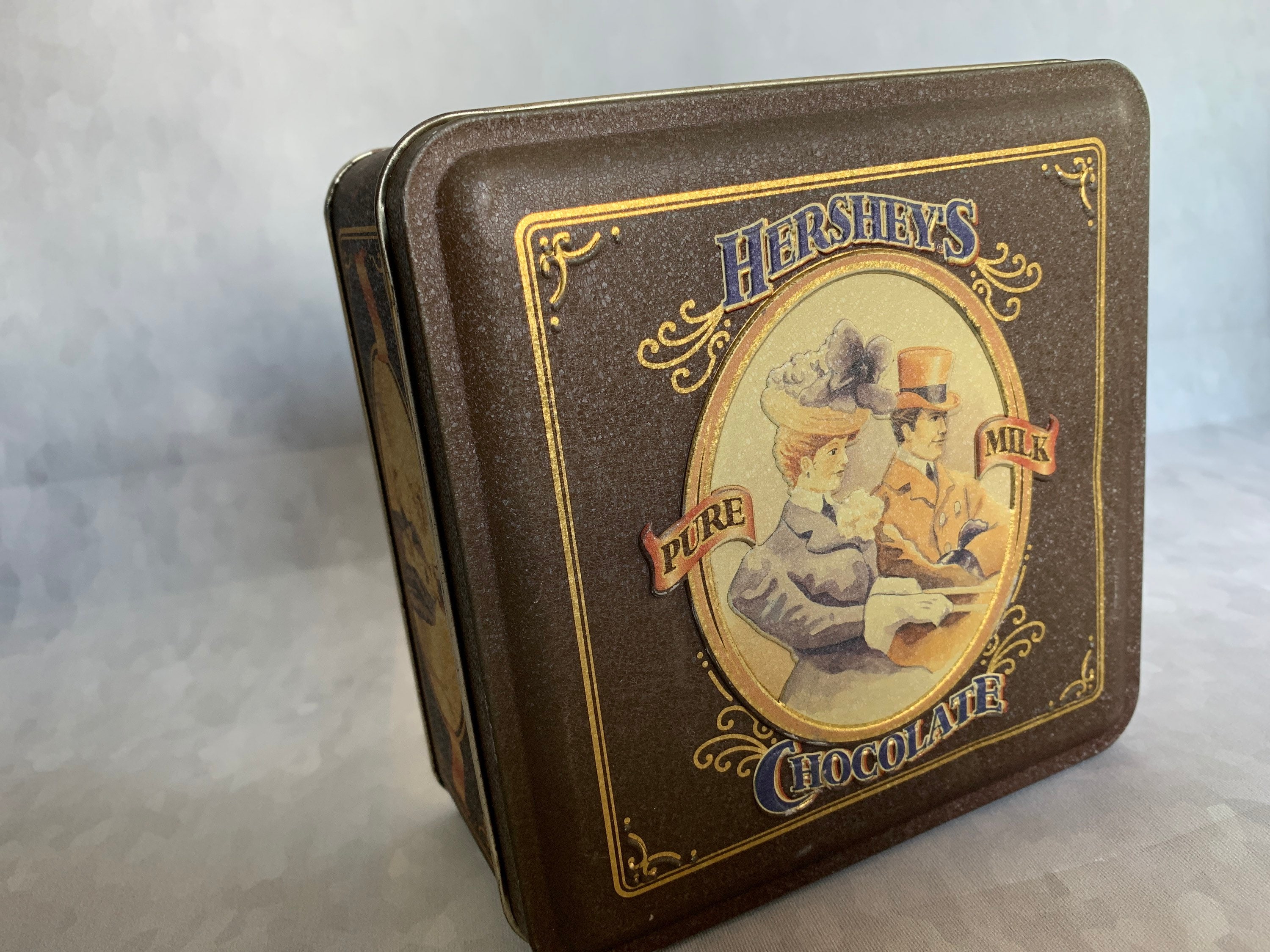 ヴィンテージ ハーシーズ チョコレート缶のインスタントコレクション