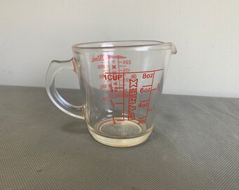 Vintage Pyrex measuring cup - heavy glass - closed handle - with cup and ounces measurements on both sides