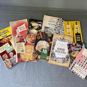 Lote de libros de cocina antiguos: 14 libros de recetas de mediados de siglo y promocionales, repostería, cocina internacional, encurtidos, fondue y más