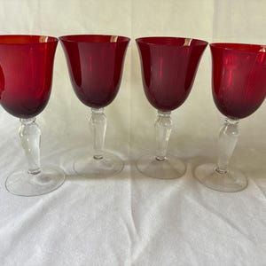 Vintage rubinröda bägare – Set med 4 vinglas – Genomskinliga stjälkar – Retro barartiklar