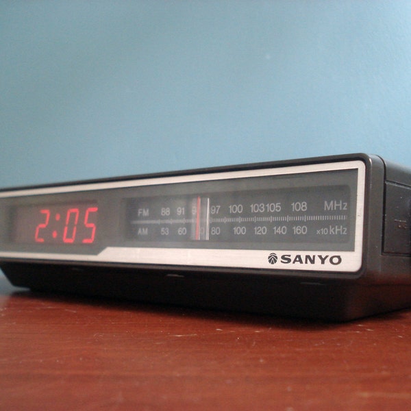 Vintage Sanyo clock radio - AM/FM