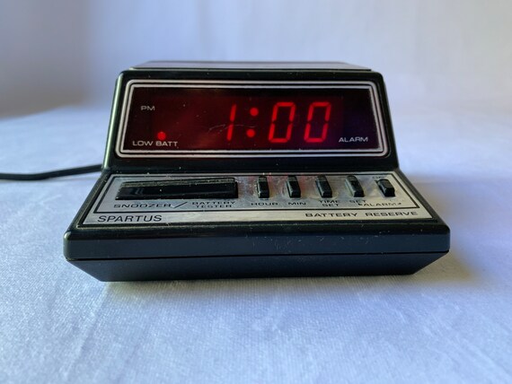 Groovy reloj despertador de madera veteada gran apariencia de los anos 70 numeros digitales rojos de Spartus Etsy Espana