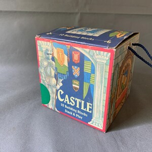 Castelo de blocos de montar e brincar -- brinquedo de encadernação de papelão ilustrado de 2005 com tema de cavaleiro medieval (conjunto de 10)